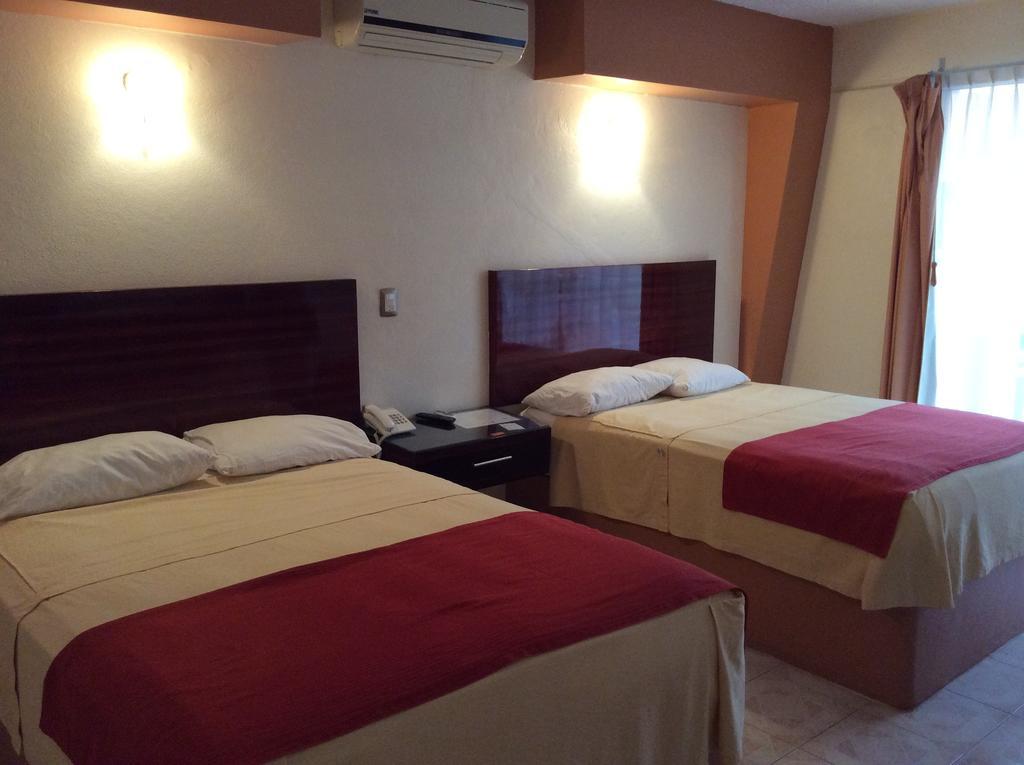 Hotel La Media Luna Inn Уэхутла-де-Рейес Номер фото
