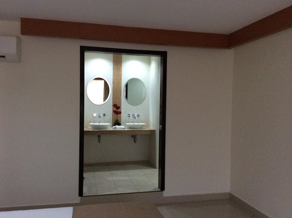 Hotel La Media Luna Inn Уэхутла-де-Рейес Номер фото